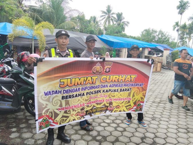 
					Dekati Warga di Pasar Mingguan, Polsek Kapuas Barat Gelar Jumat Curhat di Mandomai