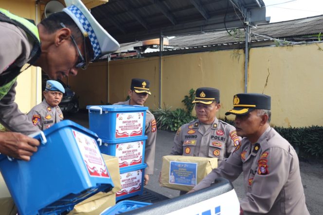 
					Polres Kotawaringin Barat dan Bhayangkari Lepas Puluhan Paket Sembako Sambut Hari Bhayangkara ke-80