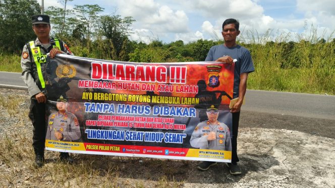 
					DALAM UPAYA PENCEGAHAN KEBARAN HUTAN DAN LAHAN, PERSONEL POLSEK PULAU PETAK SOSIALISASIKAN SANKSI PIDANA PELAKU KARHUTLA KE MASYARAKAT KECAMATAN PULAU PETAK