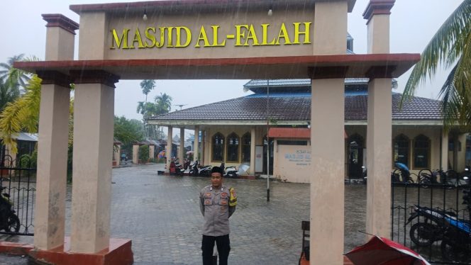 
					Meski Diguyur Hujan, Polsek Kapuas Barat Tetap Siaga Amankan Ibadah Salat Jumat di Masjid Al-Falah Mandomai