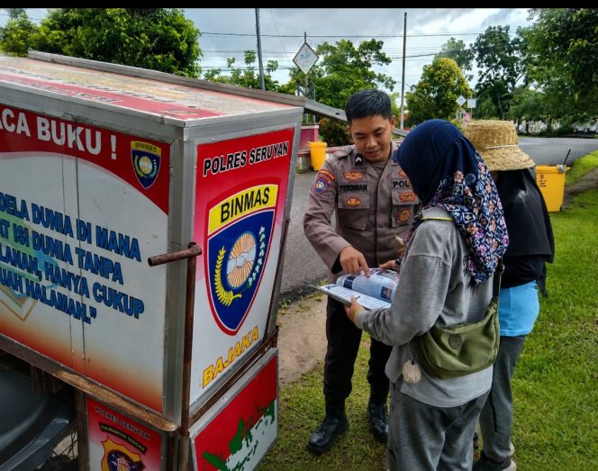 
					SAT BINMAS POLRES SERUYAN GELAR BAJAKA DI JALAN AHMAD YANI, AJAK WARGA GEMAR MEMBACA