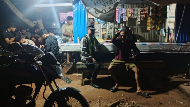 
					ANGGOTA POLSEK PULAU PETAK LAKSANAKAN PATROLI MALAM, GUNA MEWUJUDKAN KAMTIBMAS KONDUSIF DI WILAYAH KECAMATAN PULAU PETAK