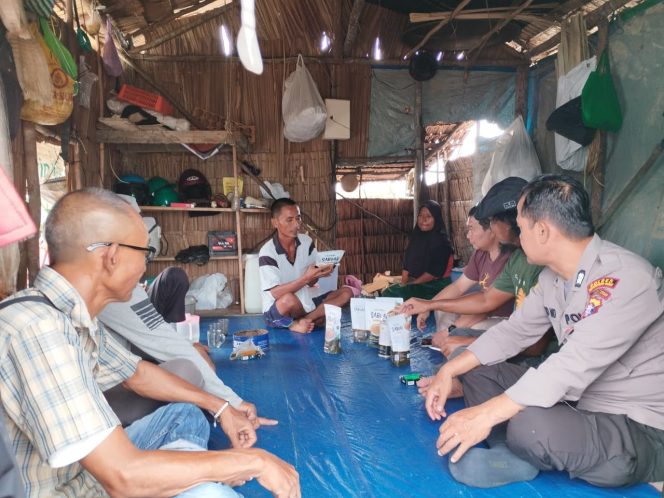
					Bhabinkamtibmas Desa Sabuai Pererat Silaturahmi dengan Warga Kumai