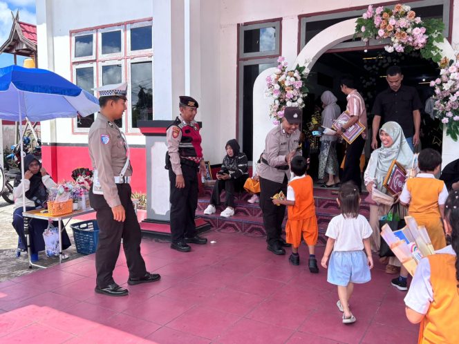 
					PAMAPTA III POLRES SERUYAN PATROLI DAN SAMBANG DALAM KEGIATAN PERPISAHAN TK DAN SD DI KUALA PEMBUANG
