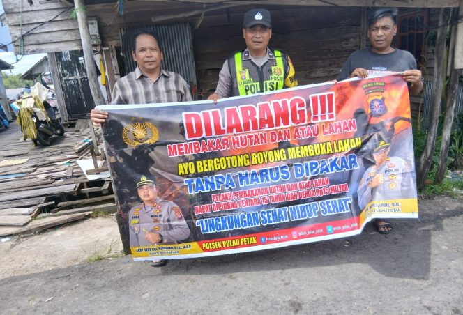 
					DALAM UPAYA PENCEGAHAN KEBARAN HUTAN DAN LAHAN, PERSONEL POLSEK PULAU PETAK SOSIALISASIKAN SANKSI PIDANA PELAKU KARHUTLA KE MASYARAKAT KECAMATAN PULAU PETAK