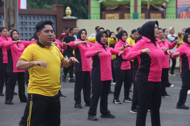 
					Olahraga Bersama Memperingati Hari Bhayangkara Ke-80 Tahun 2026 di Mapolres Kotawaringin Timur.