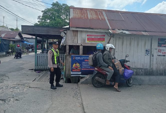 
					Giat Patroli Polsek Kapuas Barat Ke Feri Penyeberangan, Guna Arus Lalin Aman dan Lancar