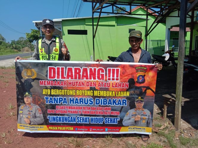 
					DALAM UPAYA PENCEGAHAN KEBARAN HUTAN DAN LAHAN, PERSONEL POLSEK PULAU PETAK SOSIALISASIKAN SANKSI PIDANA PELAKU KARHUTLA KE MASYARAKAT KECAMATAN PULAU PETAK