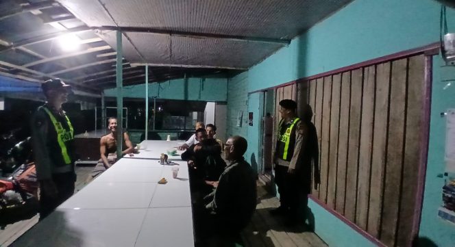 
					ANGGOTA POLSEK PULAU PETAK LAKSANAKAN PATROLI MALAM, GUNA MEWUJUDKAN KAMTIBMAS KONDUSIF DI WILAYAH KECAMATAN PULAU PETAK