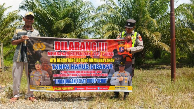 
					DALAM UPAYA PENCEGAHAN KEBARAN HUTAN DAN LAHAN, PERSONEL POLSEK PULAU PETAK SOSIALISASIKAN SANKSI PIDANA PELAKU KARHUTLA KE MASYARAKAT KECAMATAN PULAU PETAK