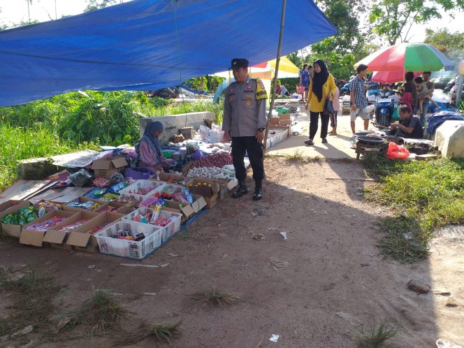 
					Jaga Kamtibmas, Polsek Kapuas Barat Patroli dan Amankan Pasar Mingguan di Desa Sei Kayu
