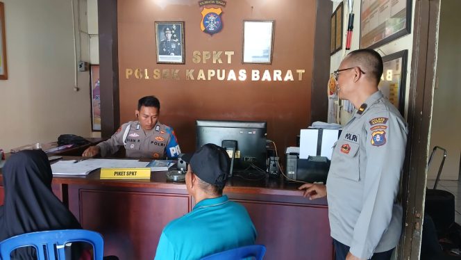 
					Wujud Pelayanan Prima, Polsek Kapuas Barat Layani Pengurusan SKTLK dan SIK Warga Desa Pantai dan Desa Sei Kayu