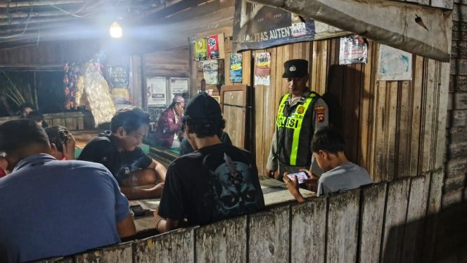 
					ANGGOTA POLSEK PULAU PETAK LAKSANAKAN PATROLI MALAM, GUNA MEWUJUDKAN KAMTIBMAS KONDUSIF DI WILAYAH KECAMATAN PULAU PETAK