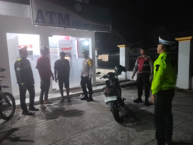 
					Pastikan Malam Tetap Tenang, Pamapta Polres Gumas Sapa Hangat Warga di Pusat Keramaian
