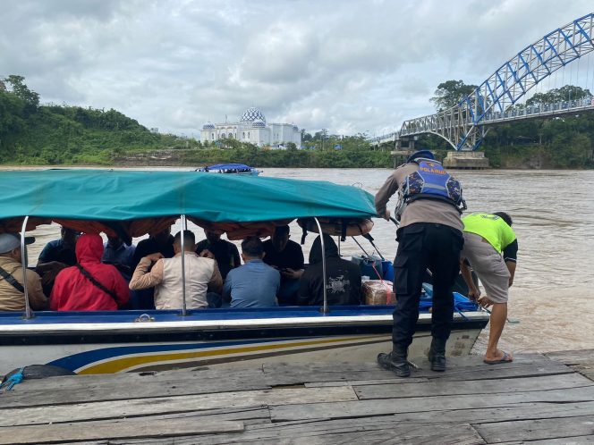 
					Jaga Kondusivitas Sungai Barito, Satpolairud Polres Barito Utara Gencarkan Patroli Perairan dan Sambang Polmas