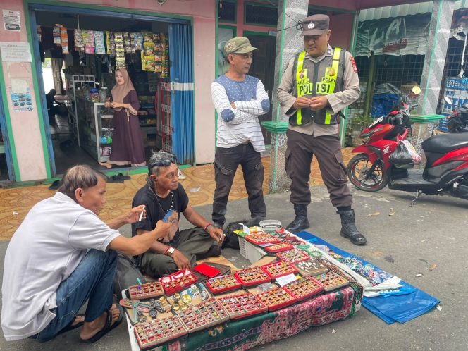 
					WUJUDKAN KEAMANAN DI TENGAH MASYARAKAT PERSONEL POLSEK PULAU PETAK PATROLI PASAR MINGGUAN