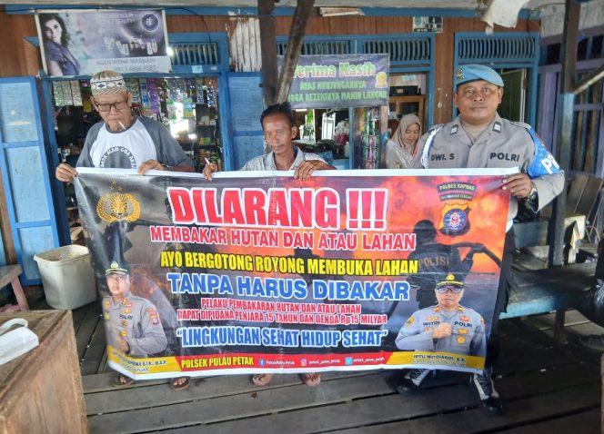 
					DALAM UPAYA PENCEGAHAN KEBARAN HUTAN DAN LAHAN, PERSONEL POLSEK PULAU PETAK SOSIALISASIKAN SANKSI PIDANA PELAKU KARHUTLA KE MASYARAKAT KECAMATAN PULAU PETAK
