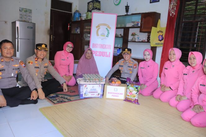 
					SAMBUT HUT BHAYANGKARA KE-80, KAPOLRES SERUYAN PIMPIN ANJANGSANA DAN SERAHKAN TALI ASIH KEPADA PURNAWIRAWAN DAN WARAKAWURI POLRI
