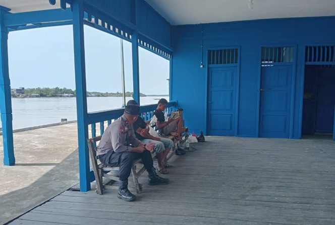 
					Personel Polsek Kapuas Barat Laksanakan Patroli di Dermaga Kapal Dagang