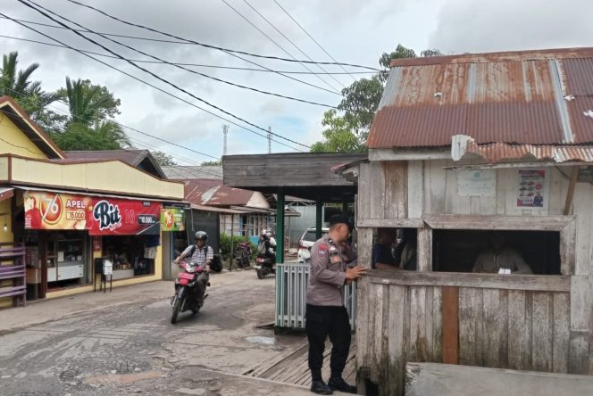 
					Polsek Kapuas Barat Laksanakan Patroli di Feri Penyeberangan Desa Saka Mangkahai