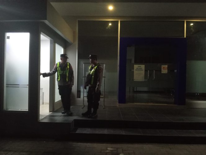 
					Giat Patroli Malam, Personel Polsek Kapuas Barat Lakukan Patroli ke Tempat Rawan Kriminal