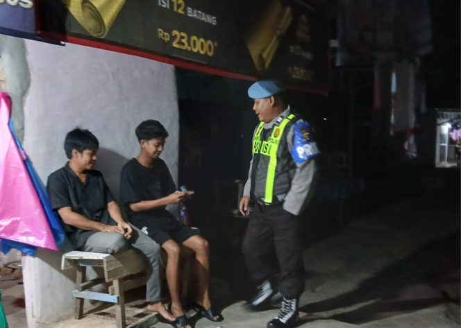 
					ANGGOTA POLSEK PULAU PETAK LAKSANAKAN PATROLI MALAM, GUNA MEWUJUDKAN KAMTIBMAS KONDUSIF DI WILAYAH KECAMATAN PULAU PETAK