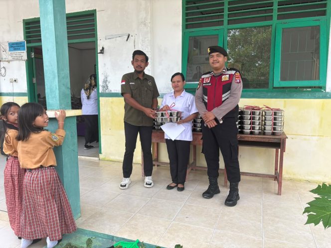 
					PERSONEL SAT SAMAPTA POLRES SUKAMARA KAWAL DISTRIBUSI MAKANAN BERGIZI GRATIS KE SEKOLAH DAN POSYANDU