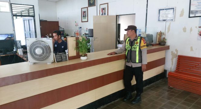 
					Sasar Perbankan, Kantor Pos, hingga Pertashop: Polsek Kapuas Barat Perketat Patroli Objek Vital di Mandomai