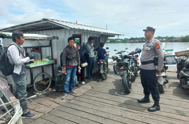 
					Pastikan Kelancaran Aktivitas Penyeberangan, Polsek Kapuas Barat Gelar Patroli dan Gatur Lalin di Pelabuhan Feri Saka Mangkahai