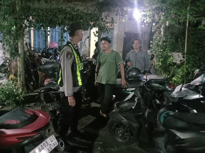 
					ANGGOTA POLSEK PULAU PETAK LAKSANAKAN PATROLI MALAM, GUNA MEWUJUDKAN KAMTIBMAS KONDUSIF DI WILAYAH KECAMATAN PULAU PETAK