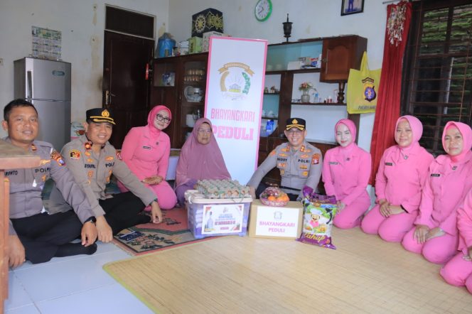 
					HUT BHAYANGKARA KE-80, KAPOLRES SERUYAN ANJANGSANA KE PURNAWIRAWAN DAN WARAKAWURI POLRI, SERAHKAN TALI ASIH
