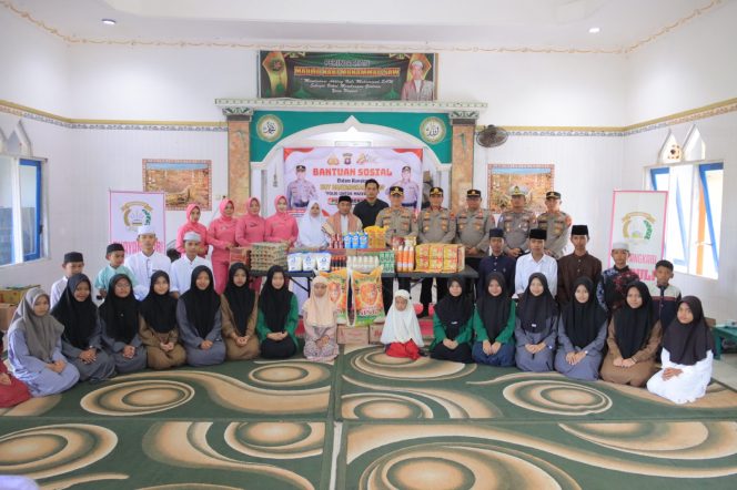 
					HUT BHAYANGKARA KE-80, KAPOLRES SERUYAN DAN BHAYANGKARI SALURKAN BANTUAN SOSIAL KE PONDOK PESANTREN AL MUSTAGHFIRIN