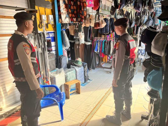 
					Sokong Kelancaran Aktivitas Niaga, Sat Samapta Polres Sukamara Amankan Kawasan Pasar Inpres