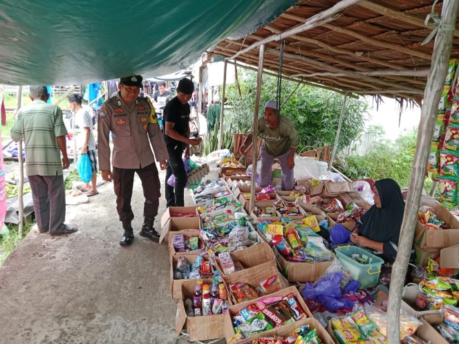 
					Jaga Kamtibmas di Pusat Keramaian, Polsek Kapuas Barat Amankan Pasar Mingguan Desa Sei Kayu