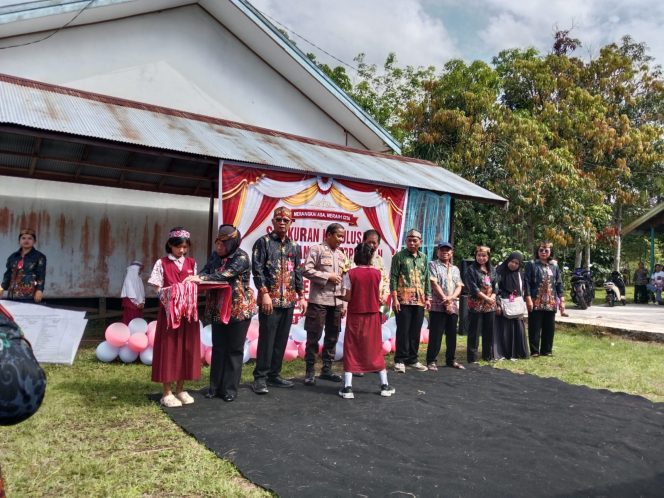 
					Dekat dengan Dunia Pendidikan, Polsek Kapuas Barat Hadiri Perpisahan Siswa SDN 1 Sei Kayu