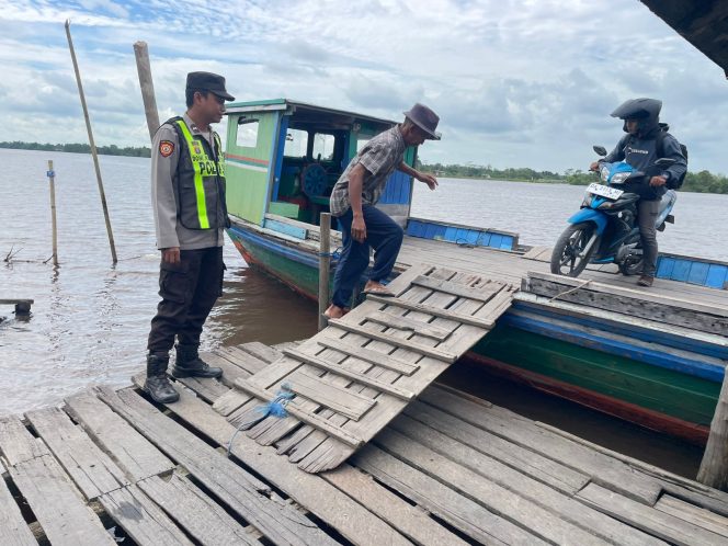 
					PASTIKAN KAMTIBMAS KONDUSIF, PERSONEL POLSEK PULAU PETAK LAKSANAKAN PATROLI DIALOGIS DERMAGA PELABUHAN PENYEBERANGAN DESA SEI TATAS HILIR
