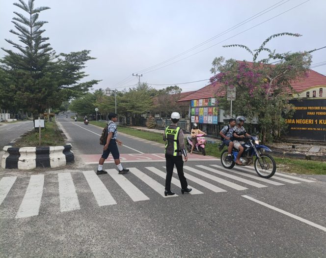 
					Personel Satlantas Polres Gumas Pastikan Keselamatan di Jalan
