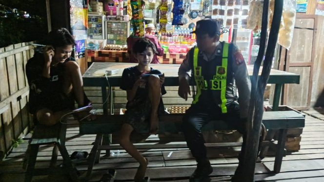 
					ANGGOTA POLSEK PULAU PETAK LAKSANAKAN PATROLI MALAM, GUNA MEWUJUDKAN KAMTIBMAS KONDUSIF DI WILAYAH KECAMATAN PULAU PETAK