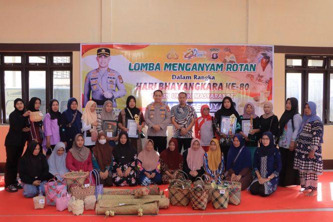 
					LESTARIKAN BUDAYA LOKAL, POLRES SERUYAN GELAR LOMBA MENGANYAM HUT BHAYANGKARA KE-80 — NARIYAH RAIH JUARA PERTAMA