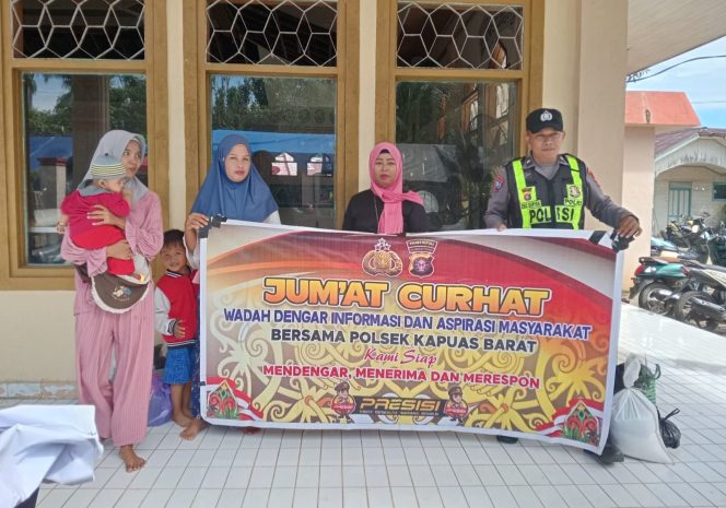 
					Dekati Warga di Pasar Mingguan, Polsek Kapuas Barat Gelar ‘Jumat Curhat’ di Mandomai