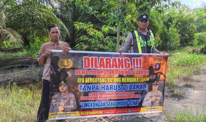 
					DALAM UPAYA PENCEGAHAN KEBARAN HUTAN DAN LAHAN, PERSONEL POLSEK PULAU PETAK SOSIALISASIKAN SANKSI PIDANA PELAKU KARHUTLA KE MASYARAKAT KECAMATAN PULAU PETAK