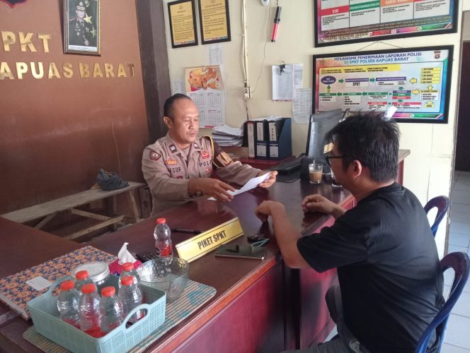 
					Tingkatkan Pelayanan Ke Masyarakat, Polsek Kapuas Berikan Pelayanan Senyum Sapa Salam