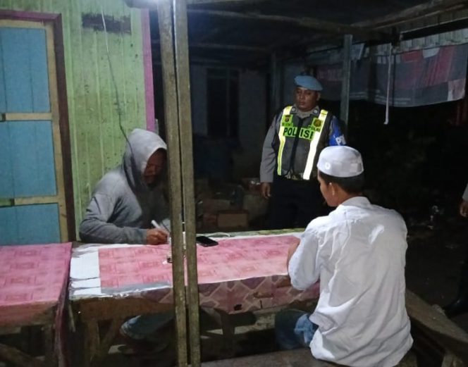 
					ANGGOTA POLSEK PULAU PETAK LAKSANAKAN PATROLI MALAM, GUNA MEWUJUDKAN KAMTIBMAS KONDUSIF DI WILAYAH KECAMATAN PULAU PETAK