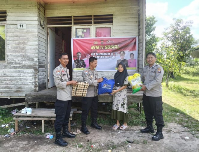 
					Sambut HUT Bhayangkara ke-80, Satbinmas Polres Pulang Pisau Salurkan Sembako
