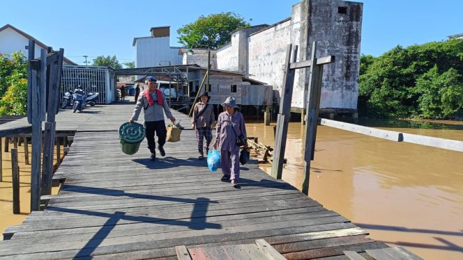 
					Aksi Simpatik Satpolairud Polres Pulang Pisau Bantu Warga di Dermaga Ferry