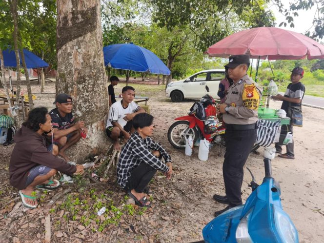 
					Sinergi Kamtibmas: Polsek Kahayan Tengah Ajak Warga Bukit Rawi Tangkal Hoaks