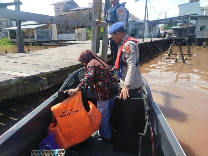 
					Bantu Warga Menyeberang, Satpolairud Polres Pulpis Siagakan Speedboat Patroli