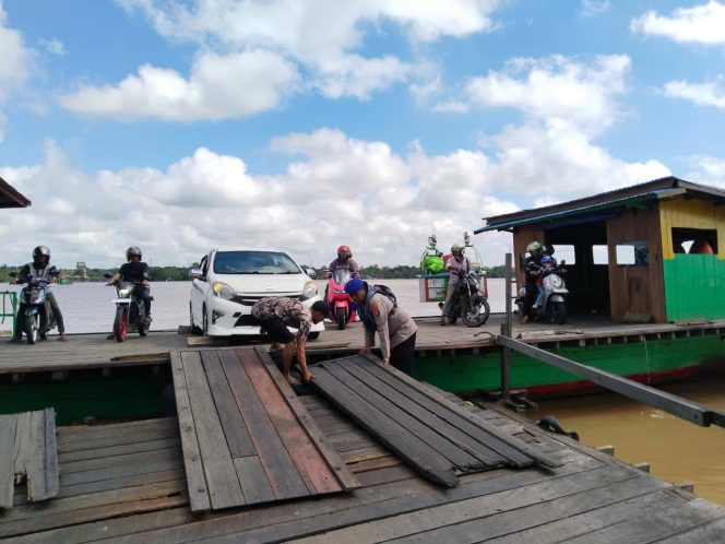 
					Peduli Keselamatan, Satpolairud Polres Pulpis Bantu Motoris Kapal Ferry