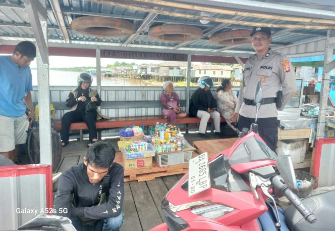 
					Antisipasi Kepadatan Akhir Pekan, Polsek Kapuas Barat Patroli dan Gatur Lalin di Pelabuhan Feri Saka Mangkahai