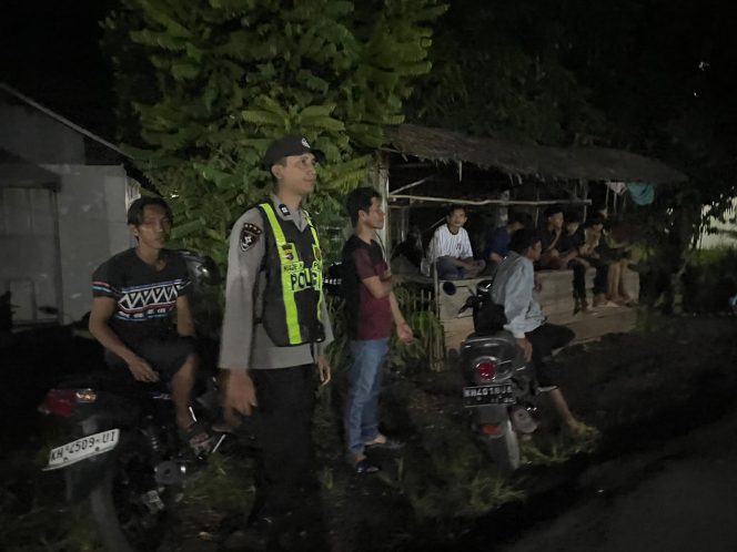 
					ANGGOTA POLSEK PULAU PETAK LAKSANAKAN PATROLI MALAM, GUNA MEWUJUDKAN KAMTIBMAS KONDUSIF DI WILAYAH KECAMATAN PULAU PETAK